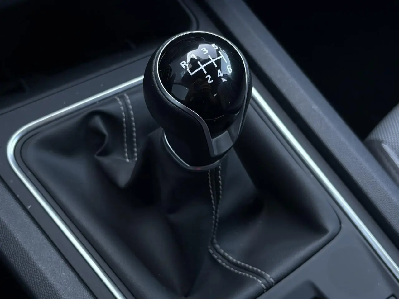 Levier de vitesses manuel noir en gros plan dans l’habitacle d’une SEAT LEON ST 1.5 TSI 2025.