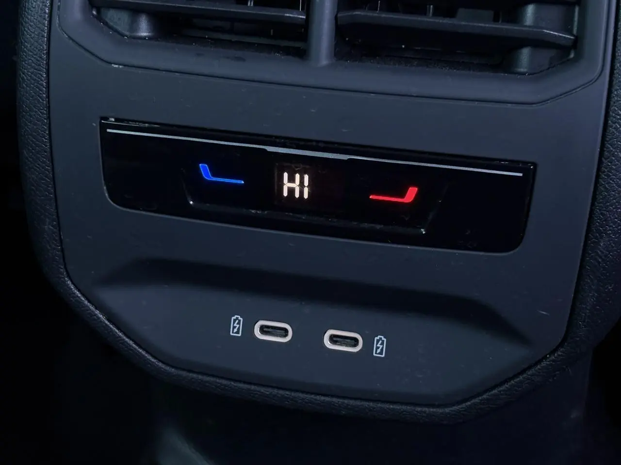 Vue rapprochée du panneau de contrôle de la climatisation arrière et des ports USB-C dans l’habitacle noir du SEAT Leon ST gris magnétique.