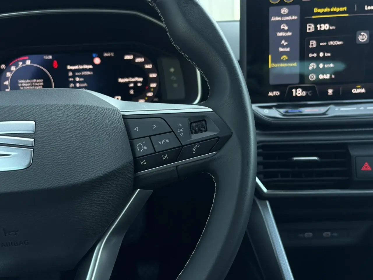 Vue rapprochée du volant cuir multifonction et tableau de bord digital de la SEAT LEON ST gris Magnétique.