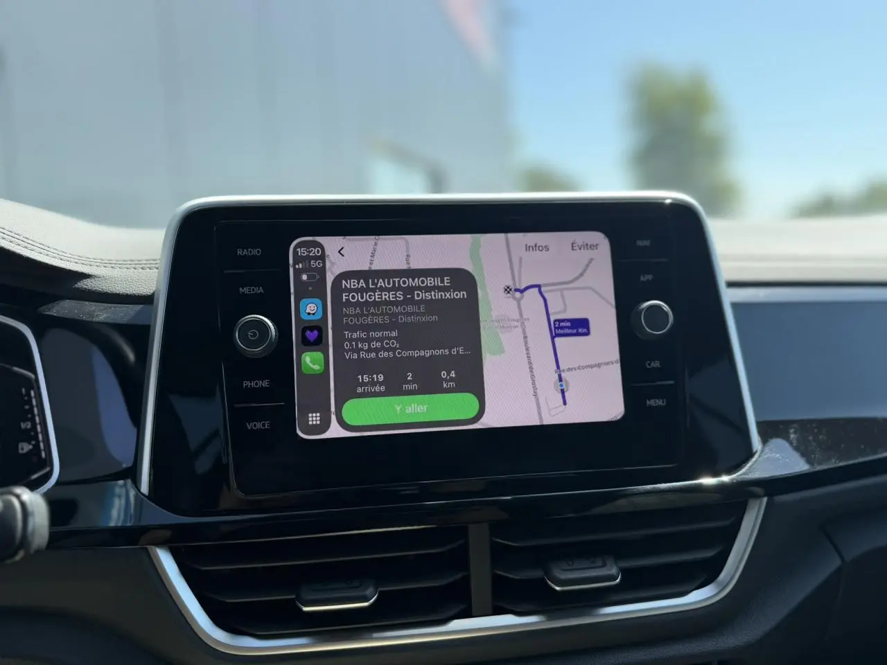 Écran tactile central du Volkswagen T-Roc 2025 affichant une navigation GPS avec interface connectée.
