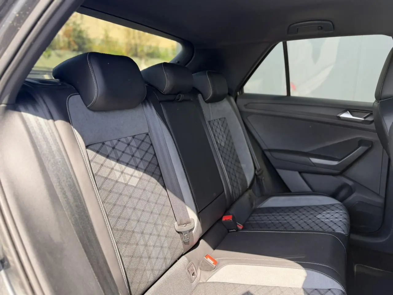 Vue intérieure côté droit des sièges arrière en tissu et cuir noir du Volkswagen T-Roc 1.5 TSI R-Line 2025.