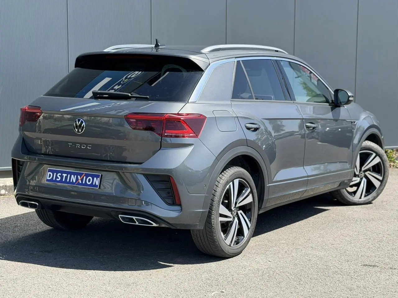 Volkswagen T-Roc gris Indium en 3/4 arrière droit avec jantes alliage 18" Nevada et feux Matrix LED.