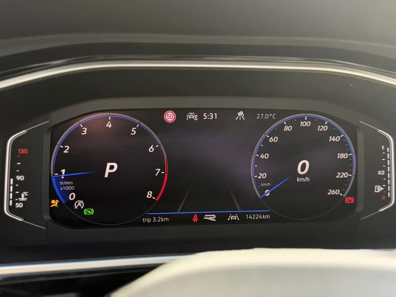 Combiné d'instruments digital du Volkswagen T-Roc 2025 affichant vitesse, régime et indicateurs, vue de face.