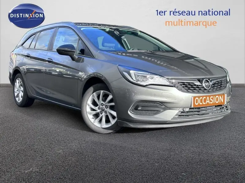 Opel Astra Sports Tourer gris cosmique vue 3/4 avant droit avec jantes alu et calandre noire brillante