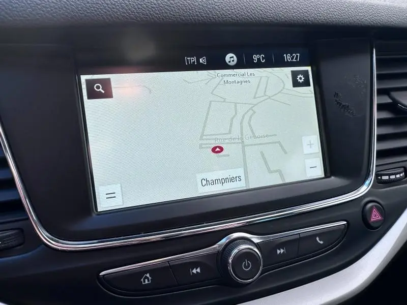 Écran tactile central de navigation affichant une carte avec la localisation Champniers dans l'habitacle d'une Opel Astra Sports Tourer gris cosmique.
