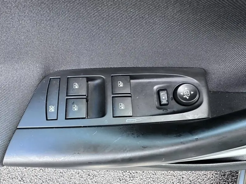 Panneau de commande des vitres et rétroviseurs côté gauche intérieur d'une Opel Astra Sports Tourer gris cosmique.
