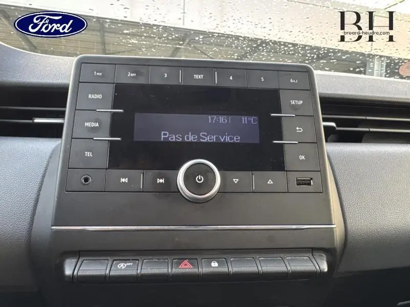 Tableau de bord avec écran central affichant "Pas de Service" dans une Renault Clio blanche, vue intérieure frontale.