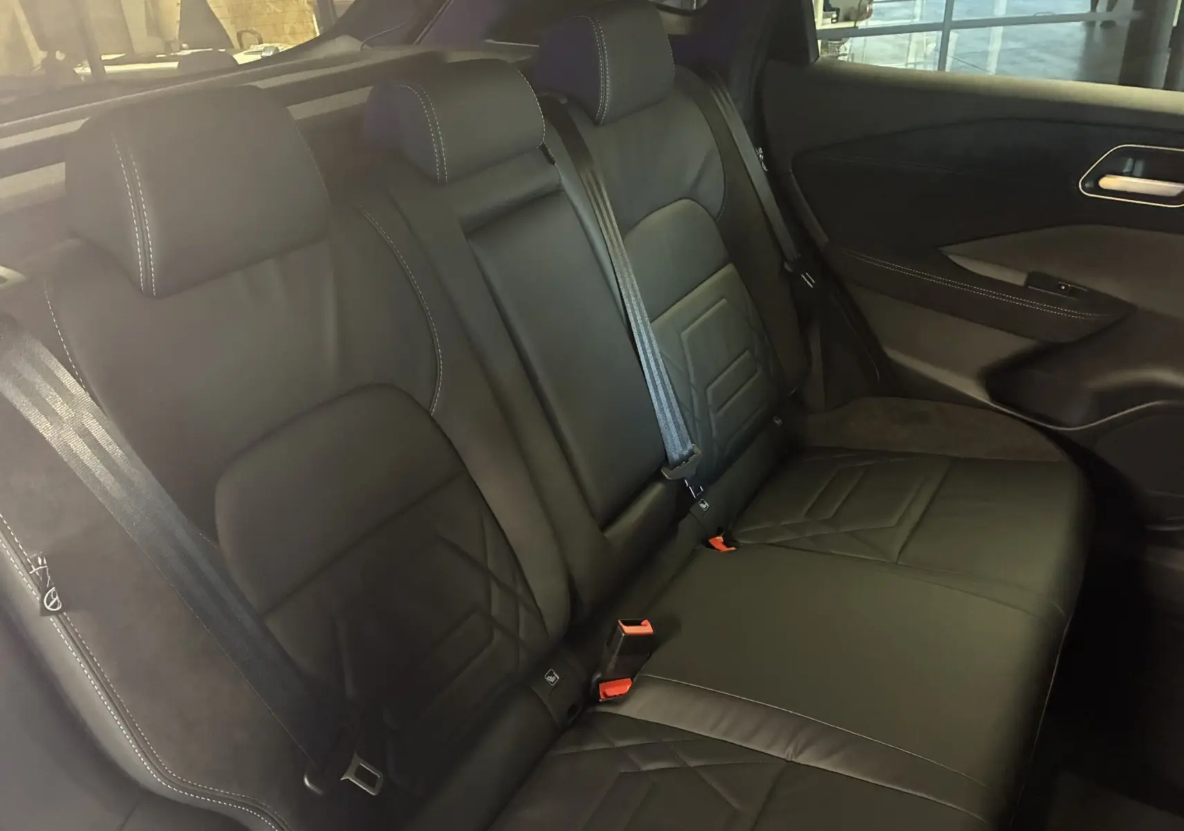 Vue intérieure du siège arrière en cuir noir avec surpiqûres blanches du Nissan Qashqai 2025 finition N-Design.