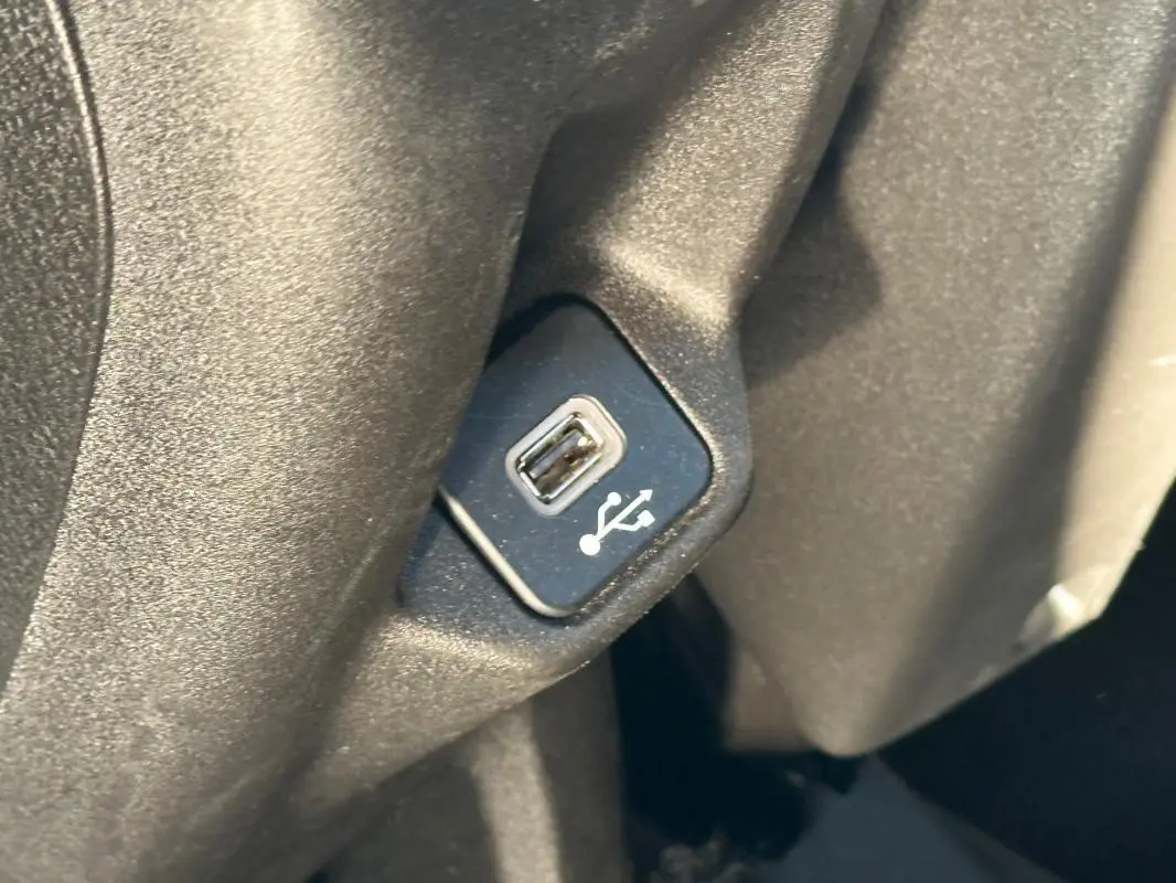 Prise USB en gros plan sur le côté intérieur d'un Jeep Renegade rouge Limited 2022.