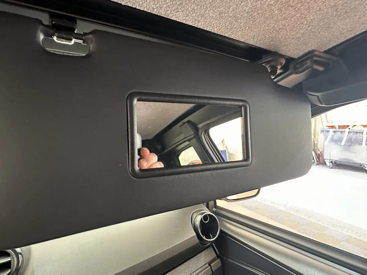 Miroir de courtoisie sur pare-soleil côté conducteur dans l'habitacle d'une Aixam Ambition E City Pack blanche 2025.