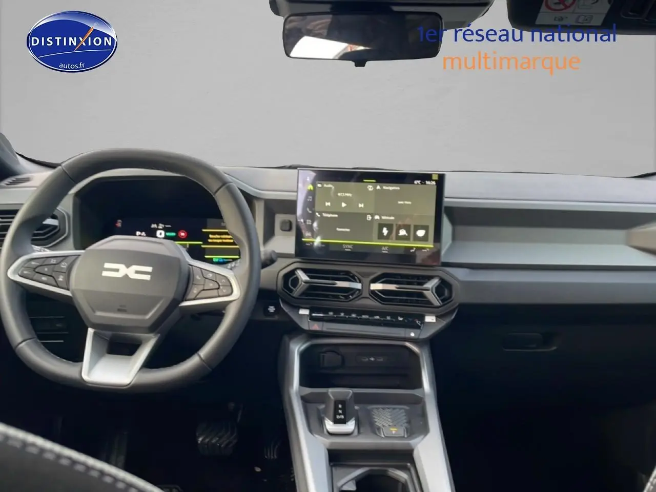 Vue intérieure avant du tableau de bord gris schiste du Dacia Bigster 2025 avec écran tactile et volant multifonction.