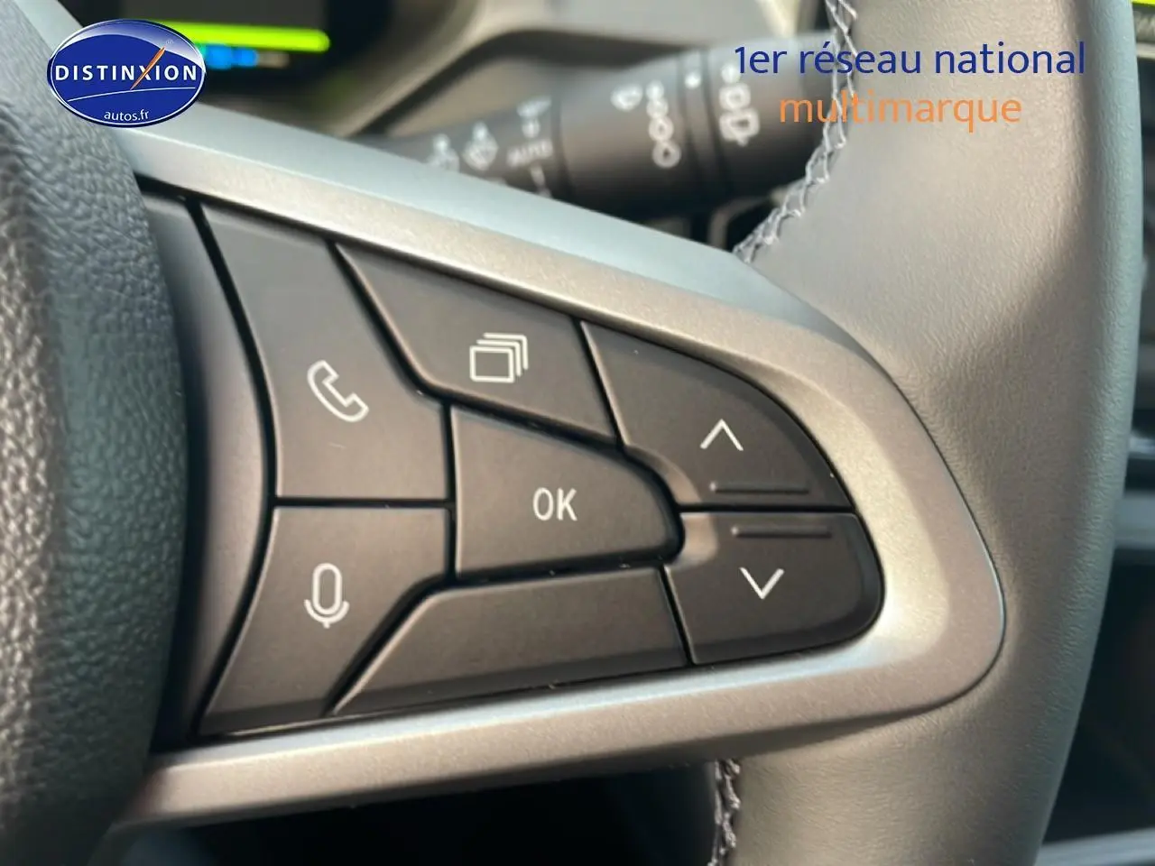 Détail des commandes multifonctions sur le volant en cuir du Dacia Bigster gris schiste, version hybride 2025.