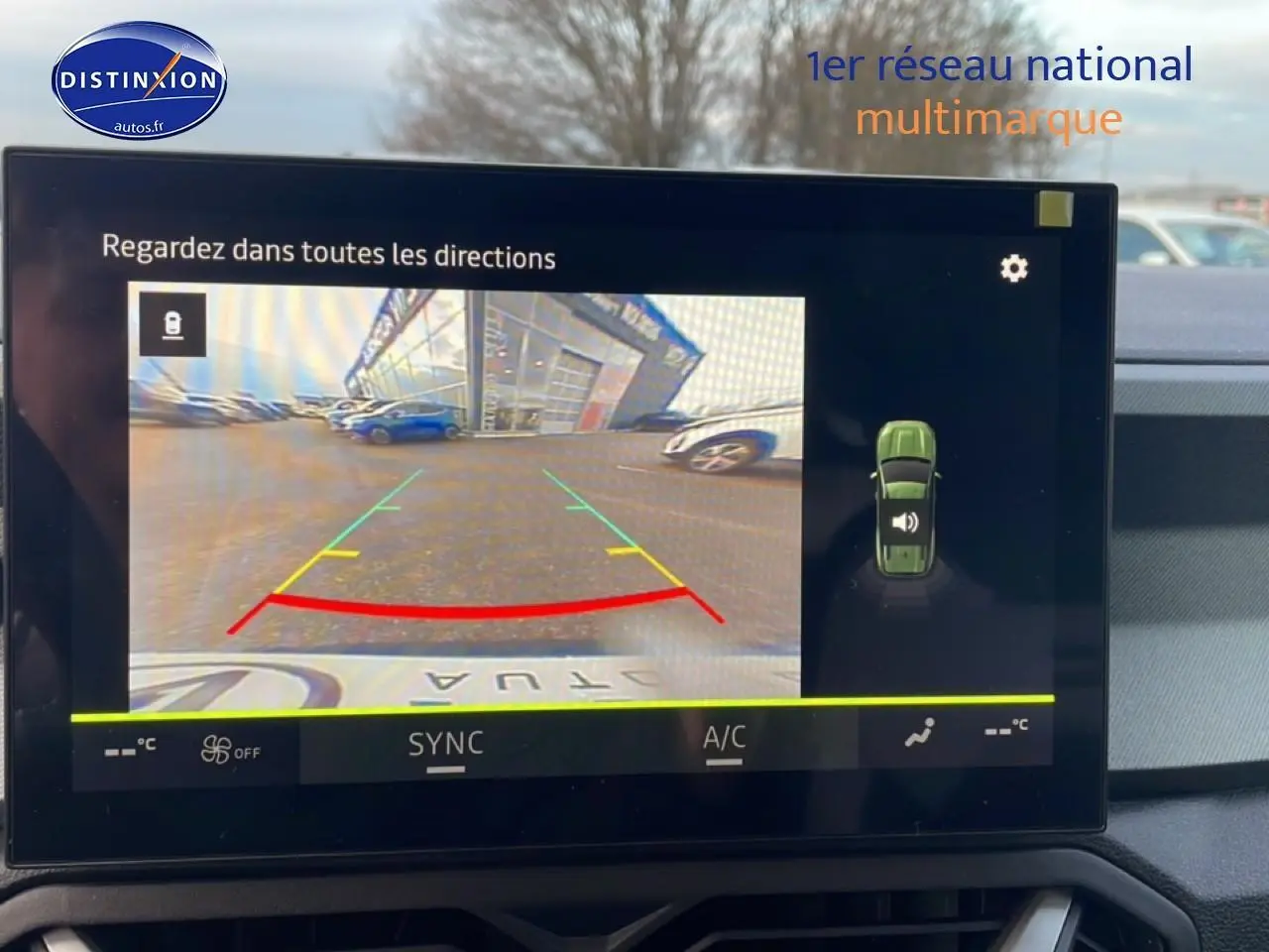 Affichage de la caméra de recul du Dacia Bigster gris schiste, vue arrière avec guidage de trajectoire visible sur l'écran tactile.
