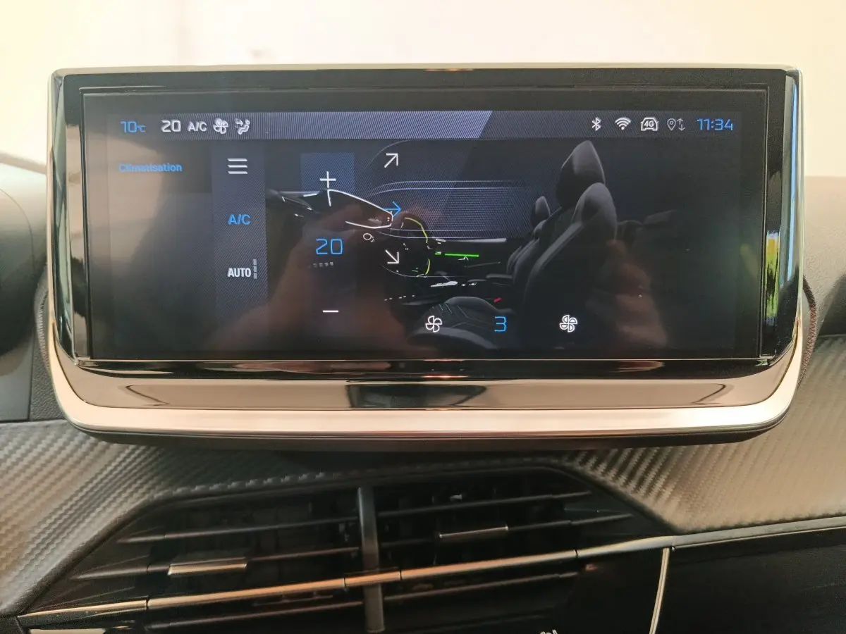 Écran tactile central affichant la climatisation dans l'habitacle d'une Peugeot 208 2025, finition Allure.