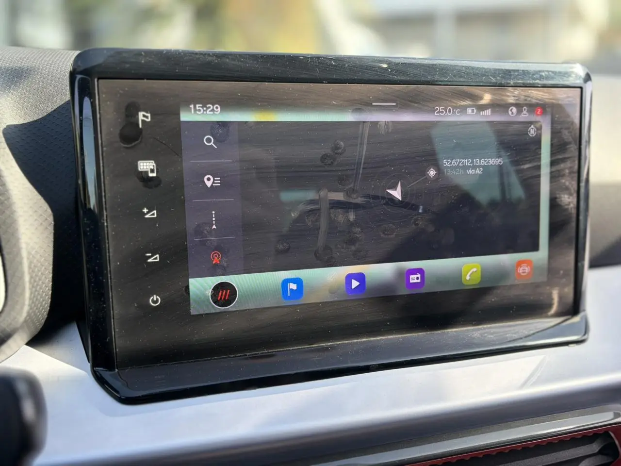 Écran tactile central du tableau de bord de la SEAT Ibiza TSI 115 FR 2025, affichant le système de navigation.