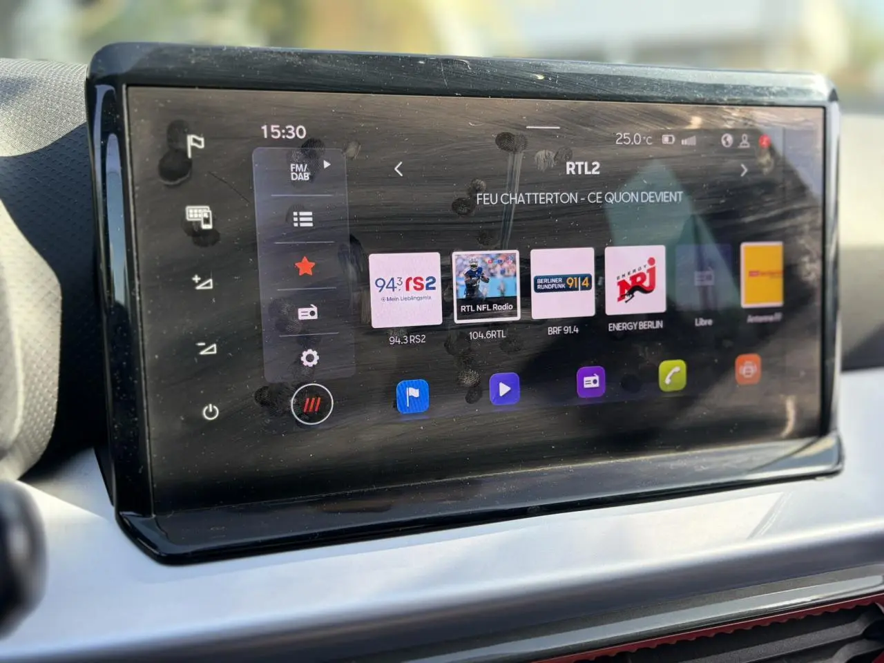 Écran tactile central du tableau de bord de la SEAT Ibiza TSI 115 FR 2025, affichant la radio numérique.