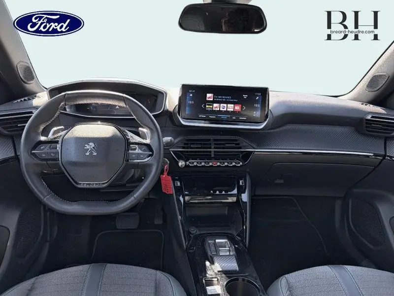 Intérieur Peugeot 2008 vue de face sur le tableau de bord noir avec écran tactile central et volant compact multifonction.