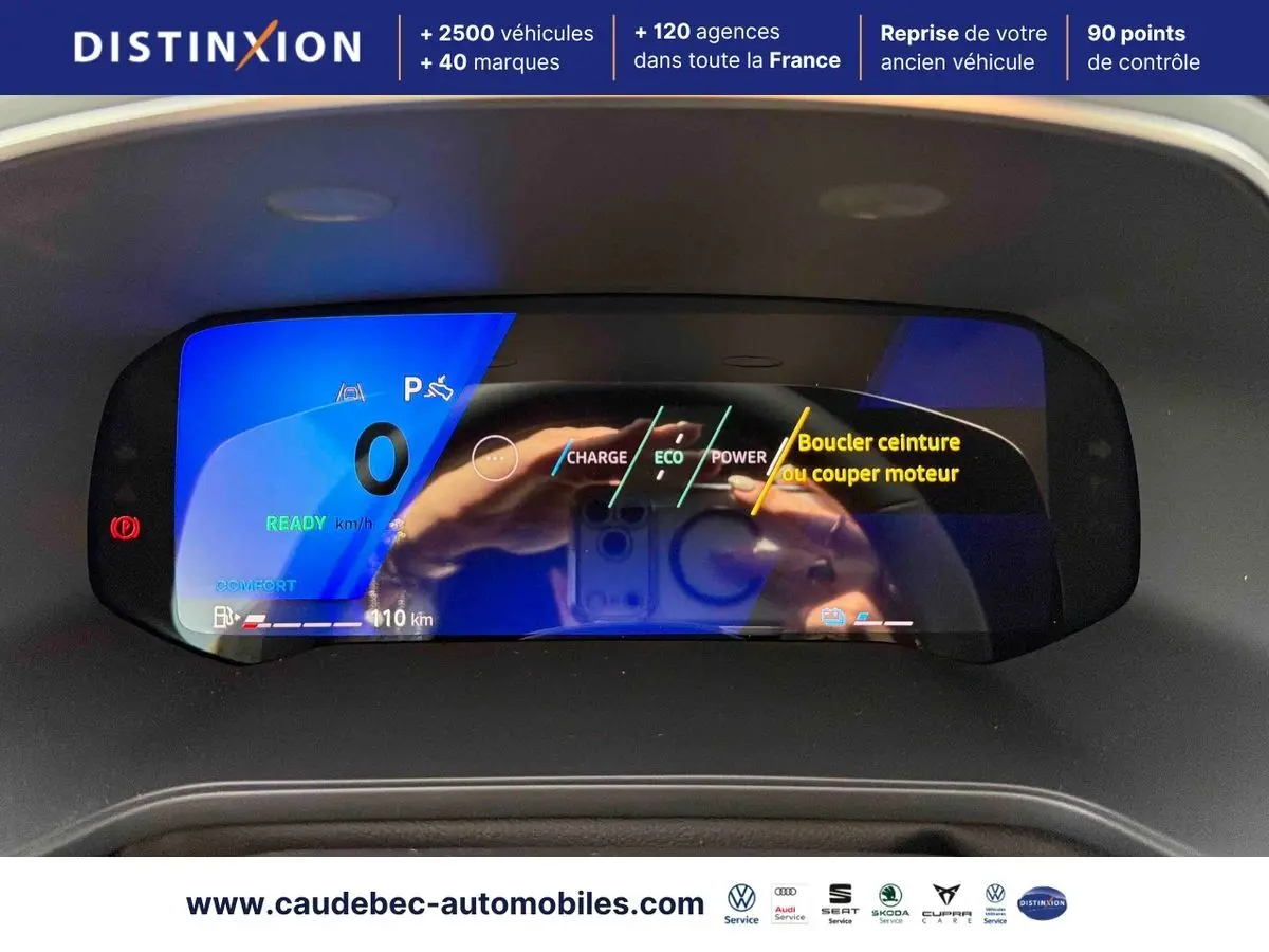 Tableau de bord numérique de la Renault Symbioz 2026 affichant la vitesse à 0 km/h et indicateurs hybrides en bleu et noir.