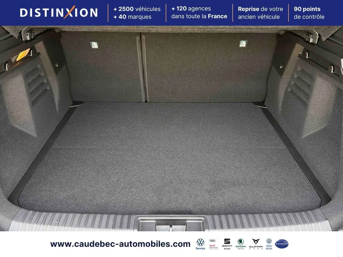 Coffre spacieux et propre du Renault Symbioz gris, vue intérieure de l’espace de chargement arrière.