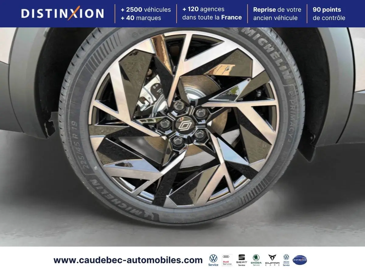 Gros plan sur la jante alliage diamantée 19'' Alpine Elixir du Renault Symbioz gris, avec pneu Michelin visible.
