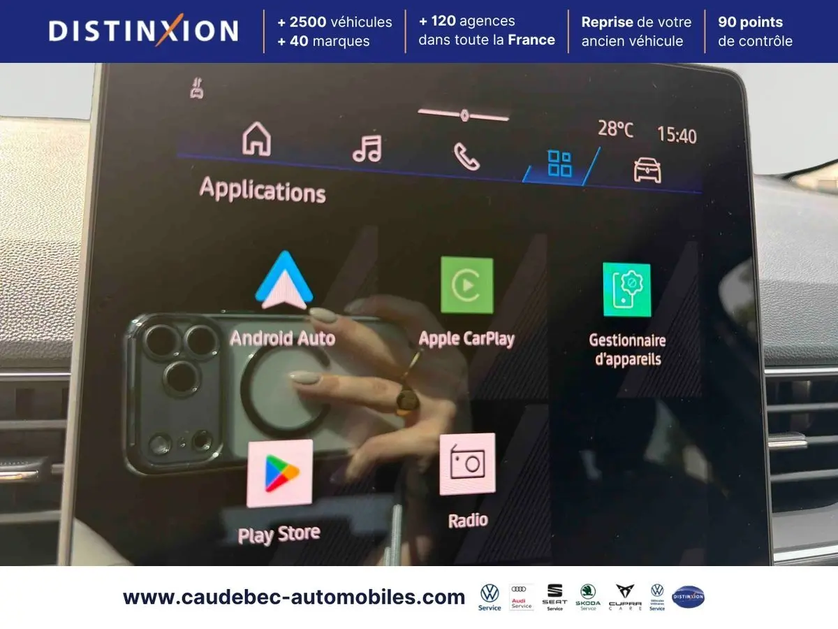 Écran tactile multimédia du Renault Symbioz gris, affichant les applications Android Auto et Apple CarPlay.
