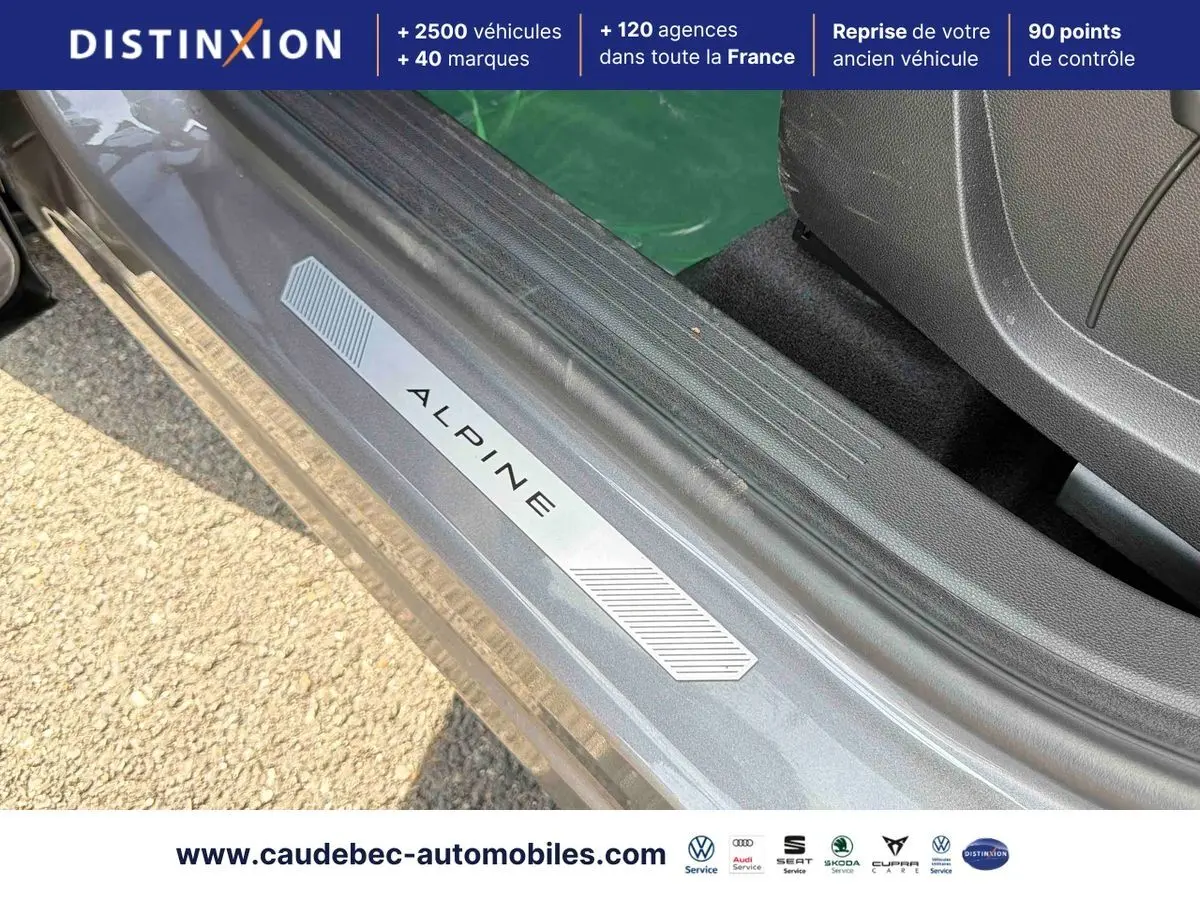 Seuil de porte côté conducteur gris métallisé avec logo Alpine sur Renault Symbioz E-Tech 2026.