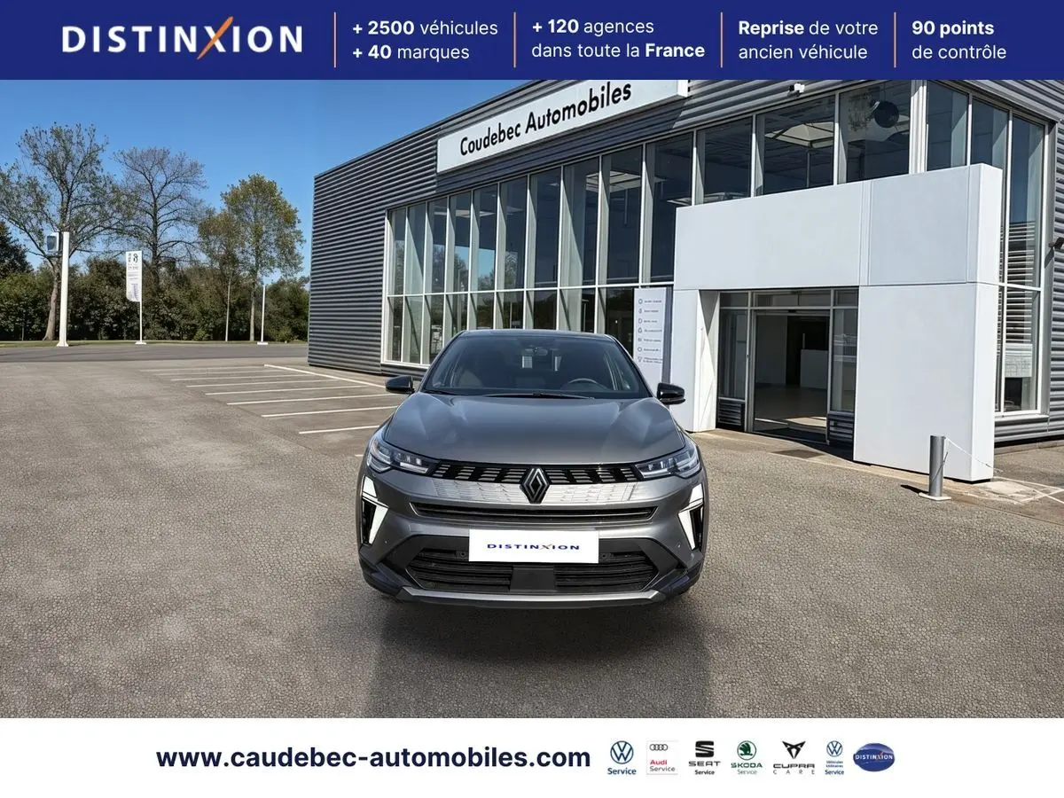 Vue avant d'une Renault Symbioz E-Tech hybride grise métallisée, avec calandre distinctive et éclairage LED Pure Vision.