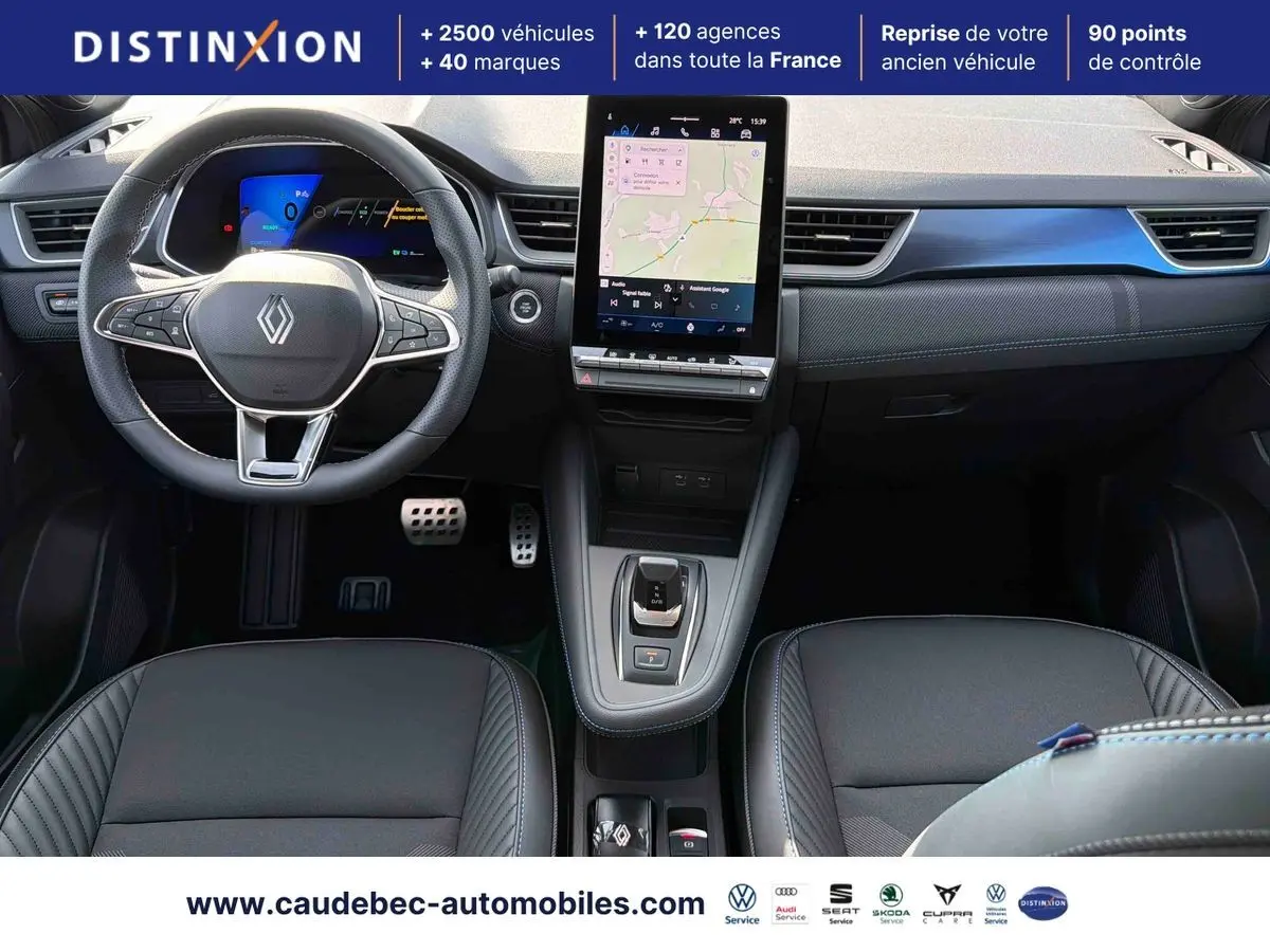 Vue intérieure frontale du tableau de bord et volant du Renault Symbioz gris avec écran tactile vertical et finitions bleues.