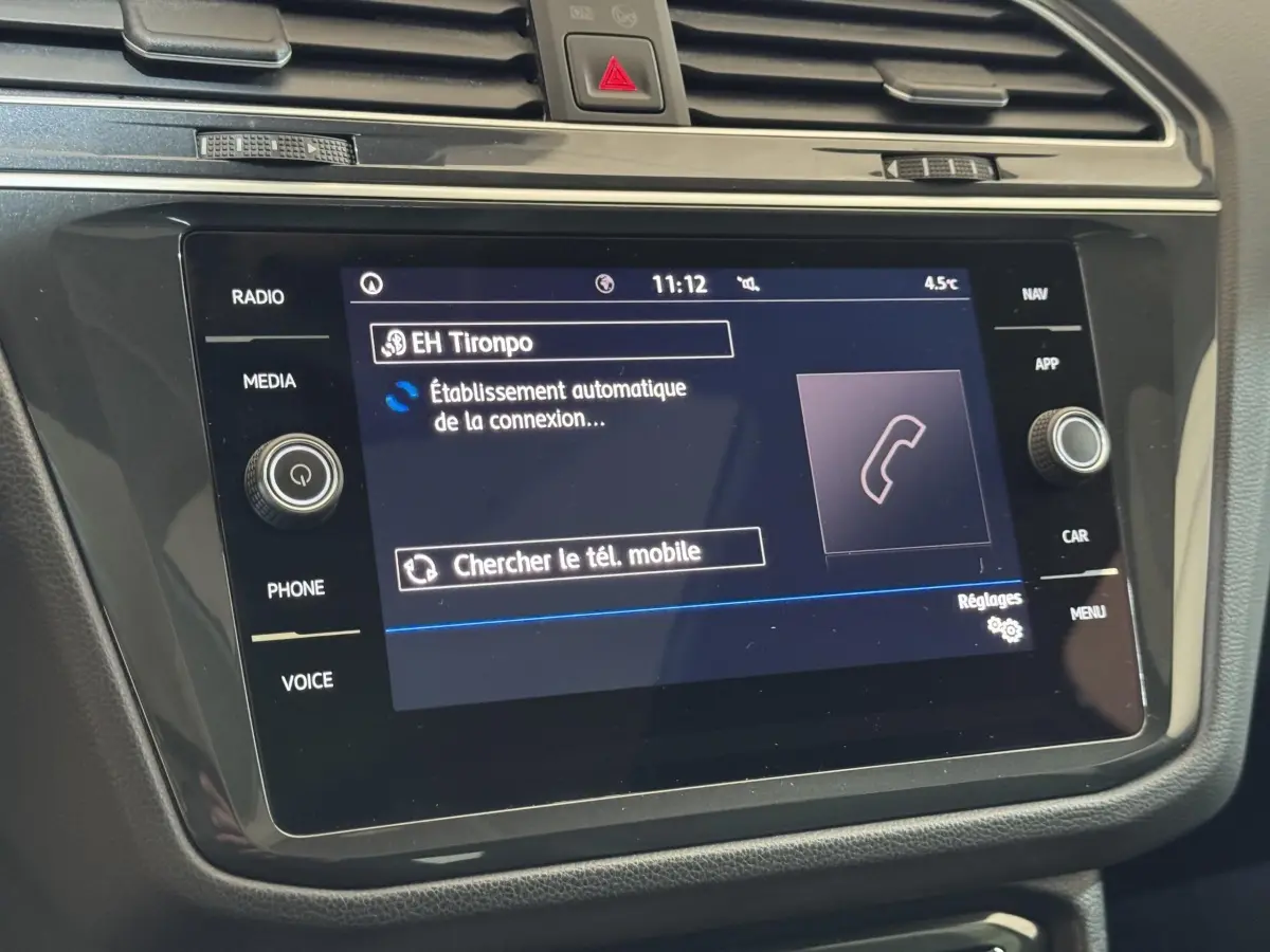 Écran tactile central du Volkswagen Tiguan 2020 affichant la connexion Bluetooth en cours, vue rapprochée intérieure.