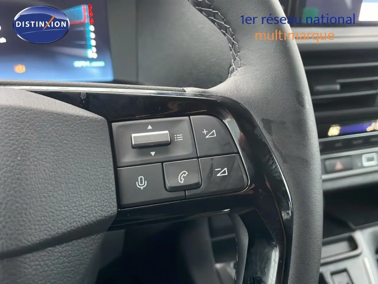 Gros plan sur les commandes au volant en cuir noir du Citroën Jumpy Cabine Approfondie gris titane, tableau de bord en arrière-plan flou.