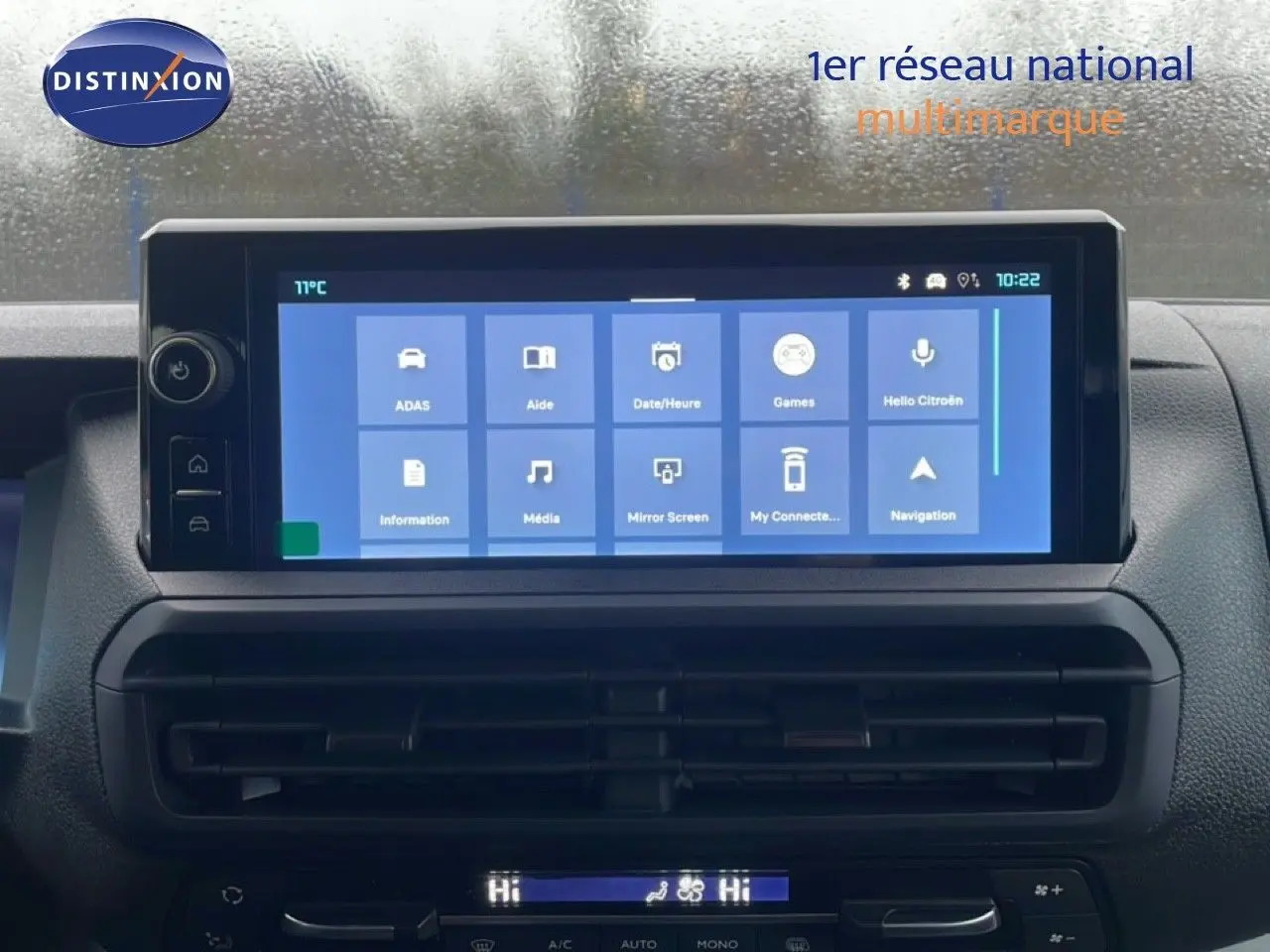 Écran tactile central du tableau de bord du Citroën Jumpy Long L3 gris, affichant le menu principal multimédia.