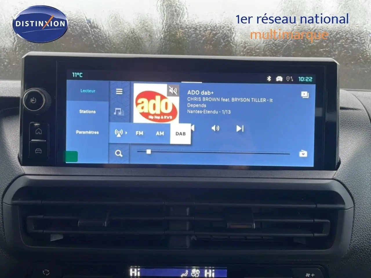 Écran tactile central du tableau de bord du Citroën Jumpy Long L3 gris titane, affichant la radio DAB.