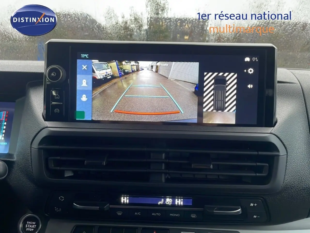 Écran central affichant la caméra de recul du Citroën Jumpy Long L3 gris titane, vue intérieure du tableau de bord.