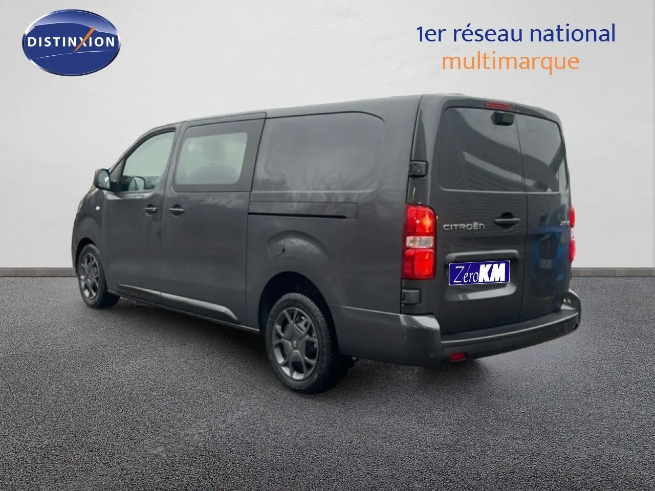 Vue 3/4 arrière droite d'un Citroën Jumpy cabine approfondie gris titane métal avec vitres latérales et porte coulissante.