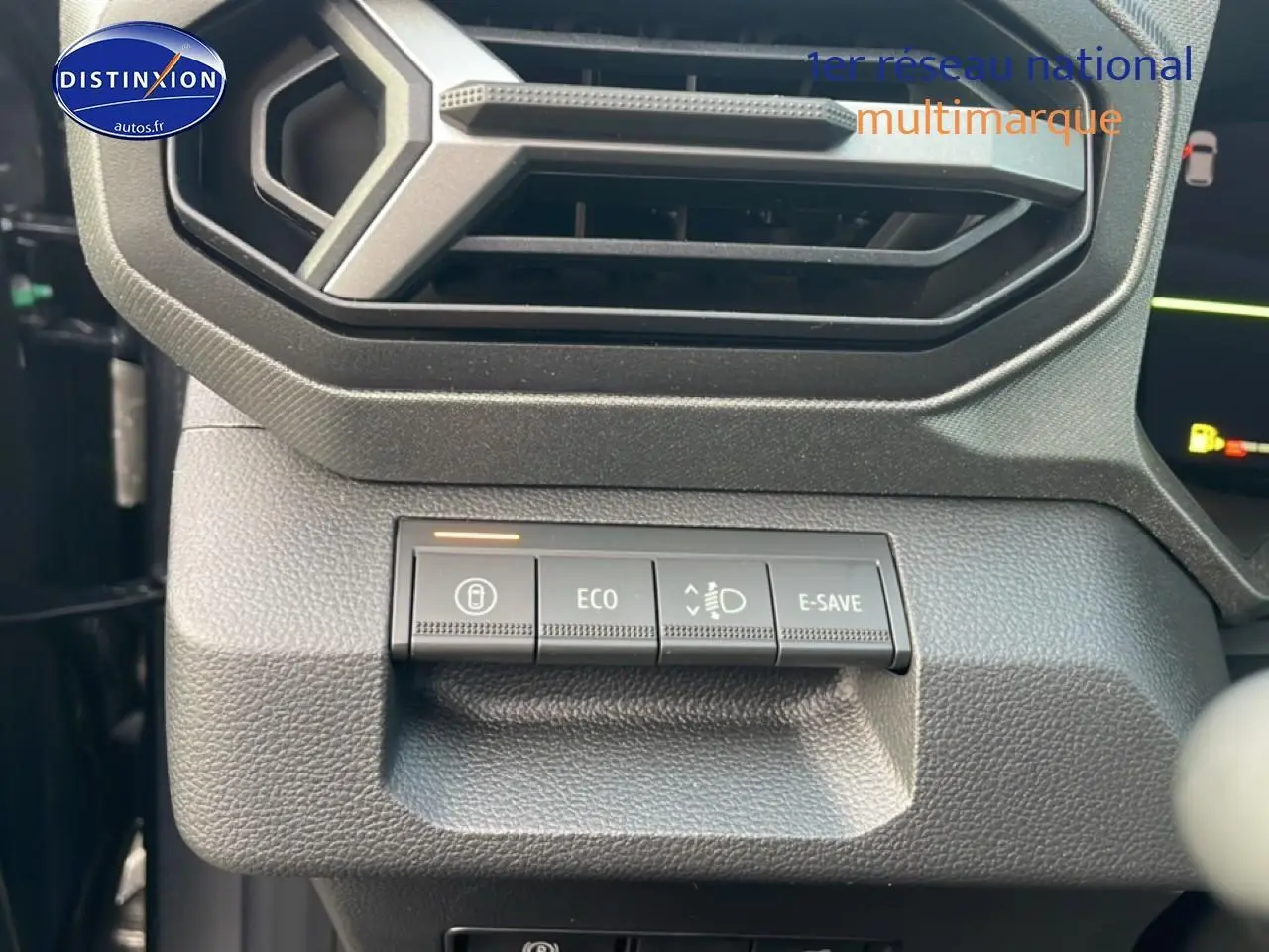 Gros plan sur les commandes de mode de conduite et éclairage dans l'habitacle du Dacia Bigster gris schiste, côté gauche.