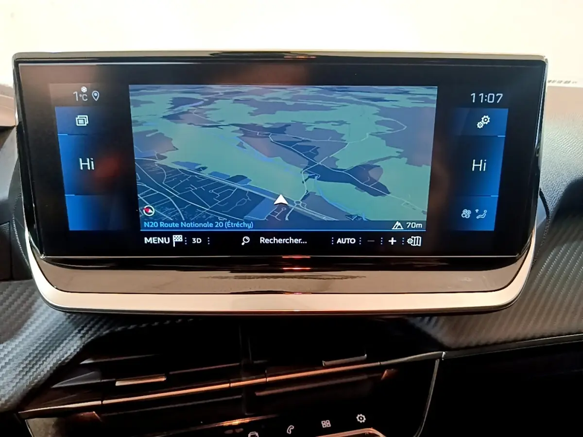 Écran tactile central de navigation affichant une carte, dans l'habitacle d'une Peugeot 208 jaune.