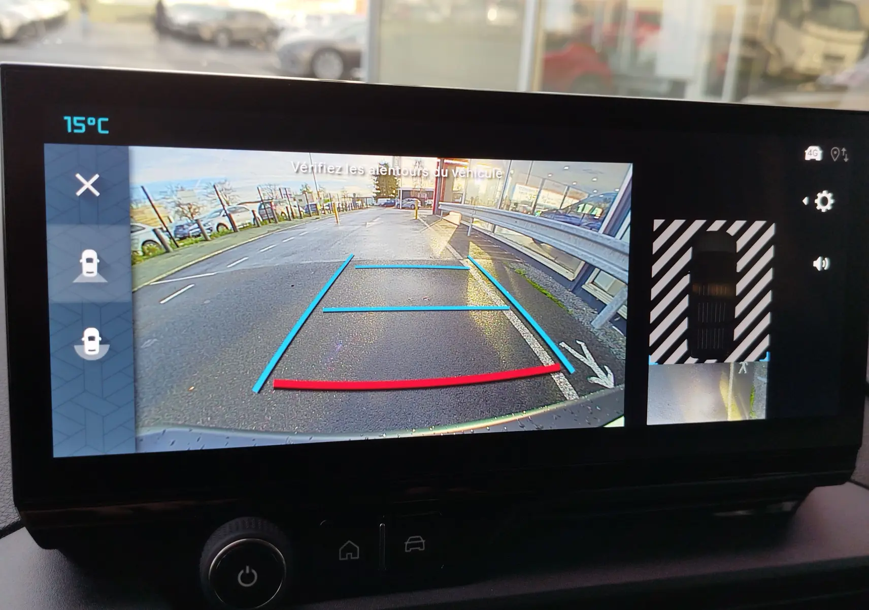 Écran de caméra de recul du Citroën Berlingo 2025 montrant la vue arrière avec lignes de guidage colorées.