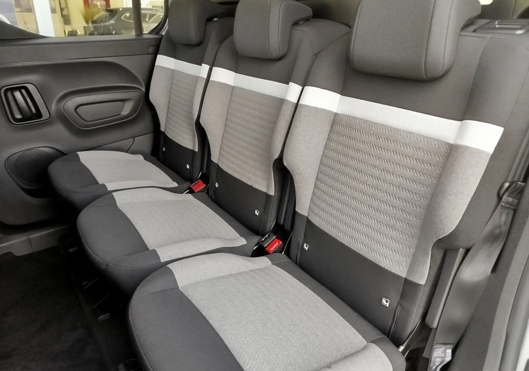 Vue intérieure côté droit des sièges arrière gris clair et foncé du Citroën Berlingo 2025, version 5 places.