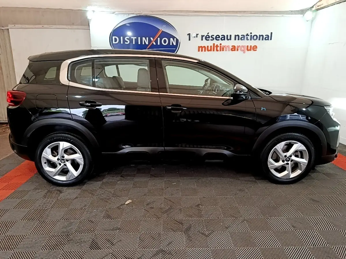 Profil côté gauche d'un SUV Citroën C5 Aircross hybride rechargeable noir, avec jantes alliage et toit noir contrasté.