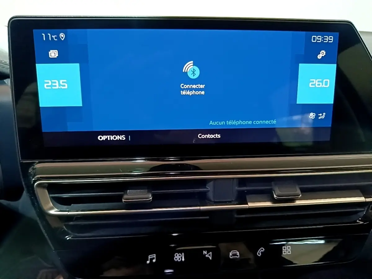 Écran tactile central du tableau de bord du Citroën C5 Aircross hybride noir, affichant la connexion Bluetooth et la climatisation.