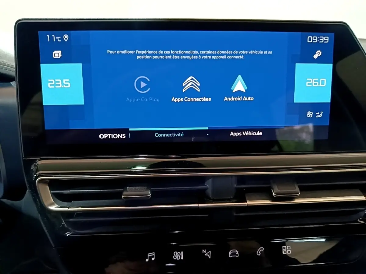 Écran tactile central affichant Apple CarPlay et Android Auto dans le tableau de bord noir du Citroën C5 Aircross hybride.
