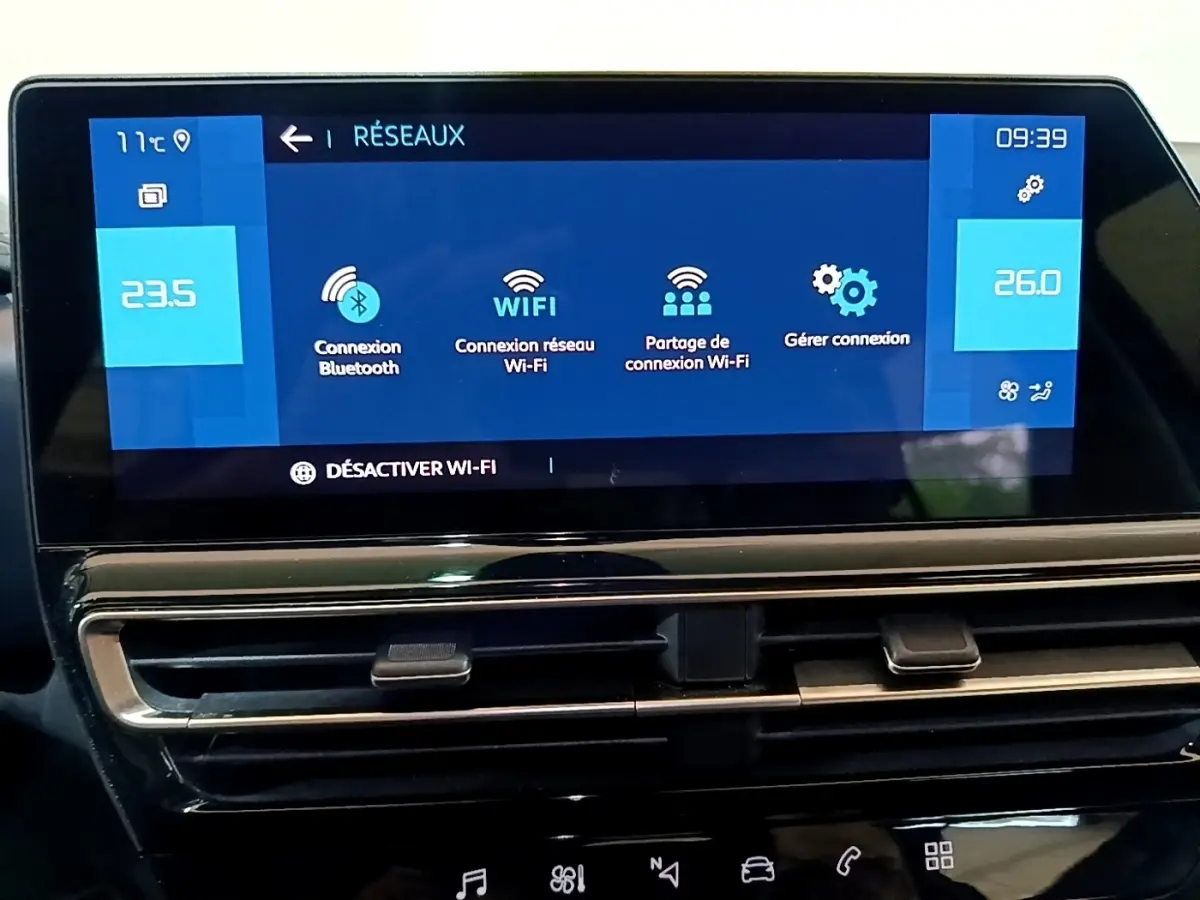 Écran tactile central du tableau de bord du Citroën C5 Aircross hybride noir, affichant les options Wi-Fi et Bluetooth.