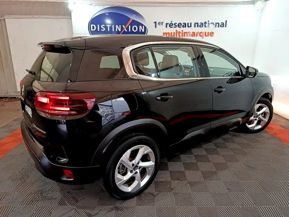 Vue 3/4 arrière droite du Citroën C5 Aircross hybride rechargeable noir 2022 avec jantes alliage et vitres teintées.
