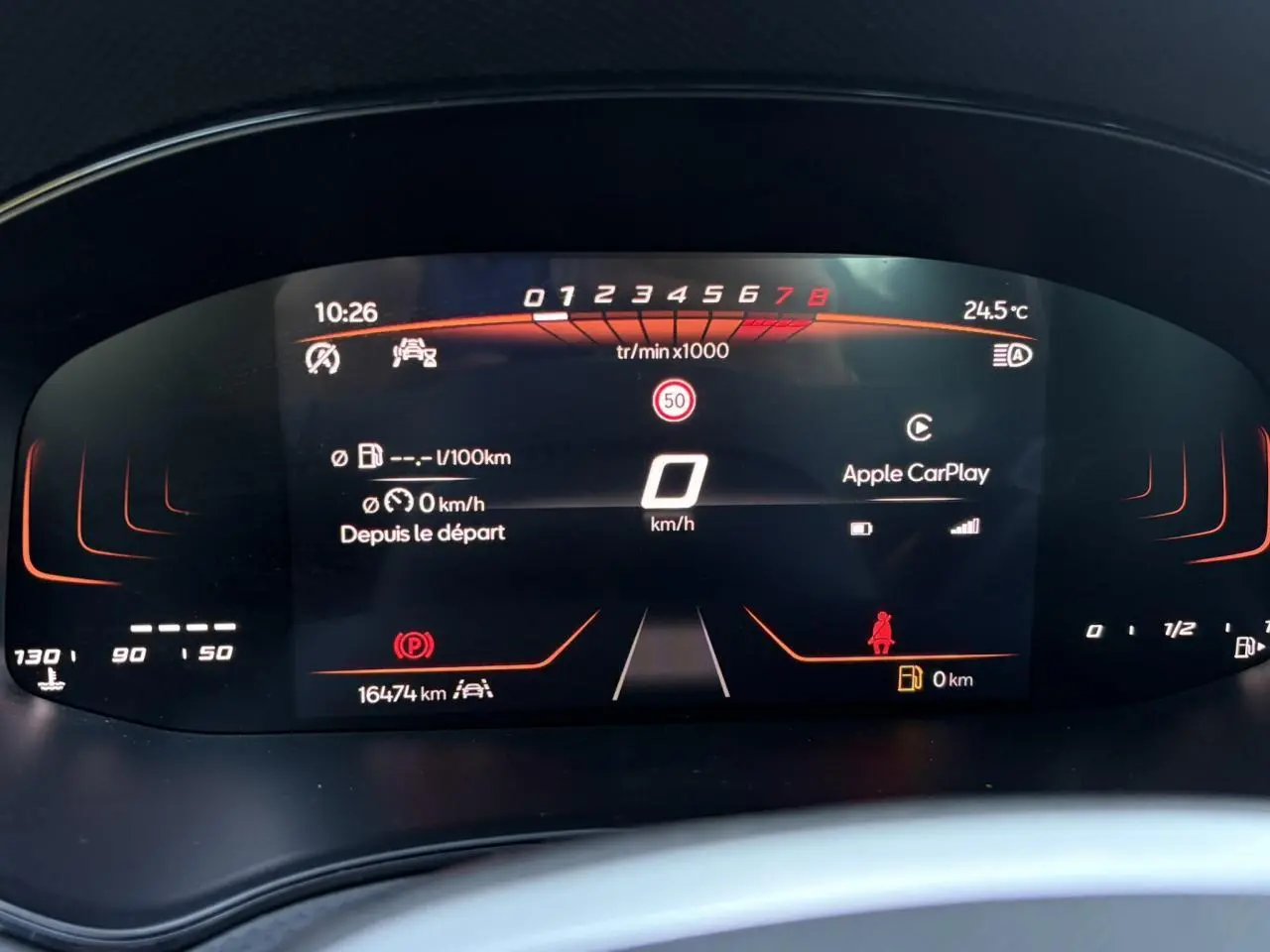 Tableau de bord numérique de la SEAT Ibiza TSI 115 Xcellence 2025 affichant vitesse, compte-tours et Apple CarPlay.