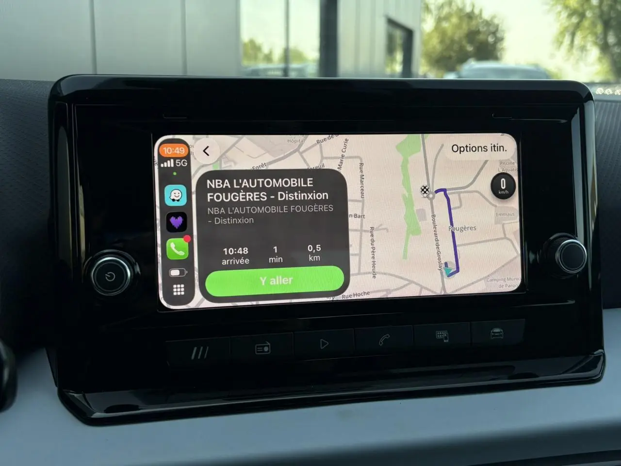 Écran tactile central de la SEAT Ibiza TSI 115 Xcellence 2025 affichant un itinéraire GPS en intérieur.