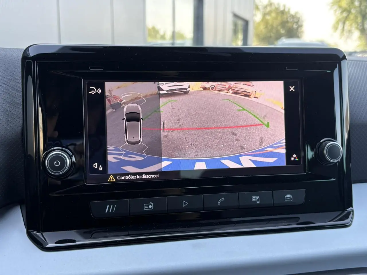 Écran central affichant la caméra de recul avec vue arrière et guidage de trajectoire sur SEAT Ibiza Gris Magnétique.