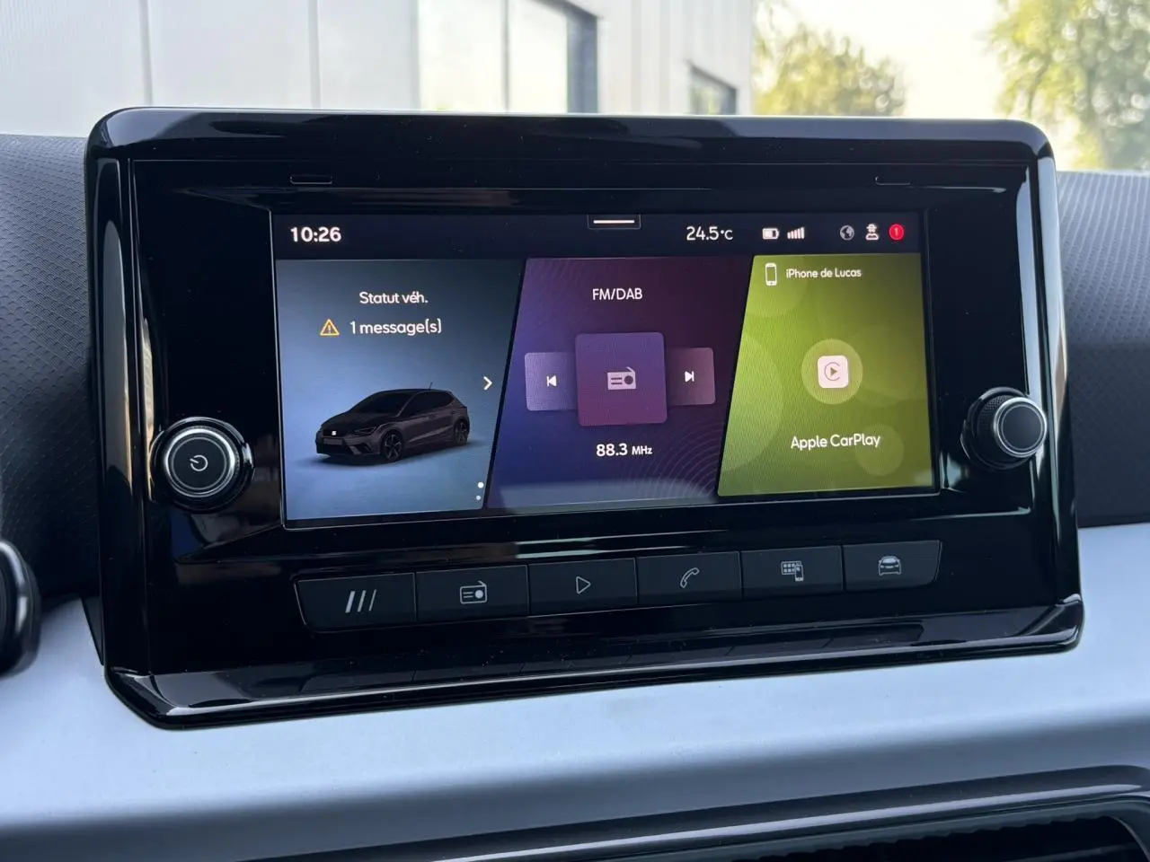Écran tactile central de la SEAT Ibiza TSI 115 Xcellence affichant radio FM/DAB et Apple CarPlay, intérieur noir.
