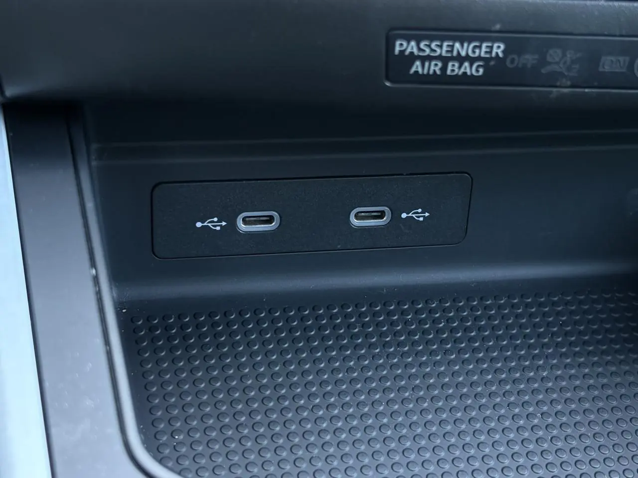 Gros plan sur deux ports USB-C intégrés dans la console centrale d'une SEAT Ibiza TSI 115 Xcellence 2025.