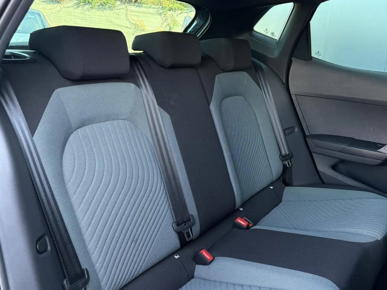 Vue intérieure côté droit des sièges arrière gris clair et noir de la SEAT Ibiza TSI 115 Xcellence 2025.