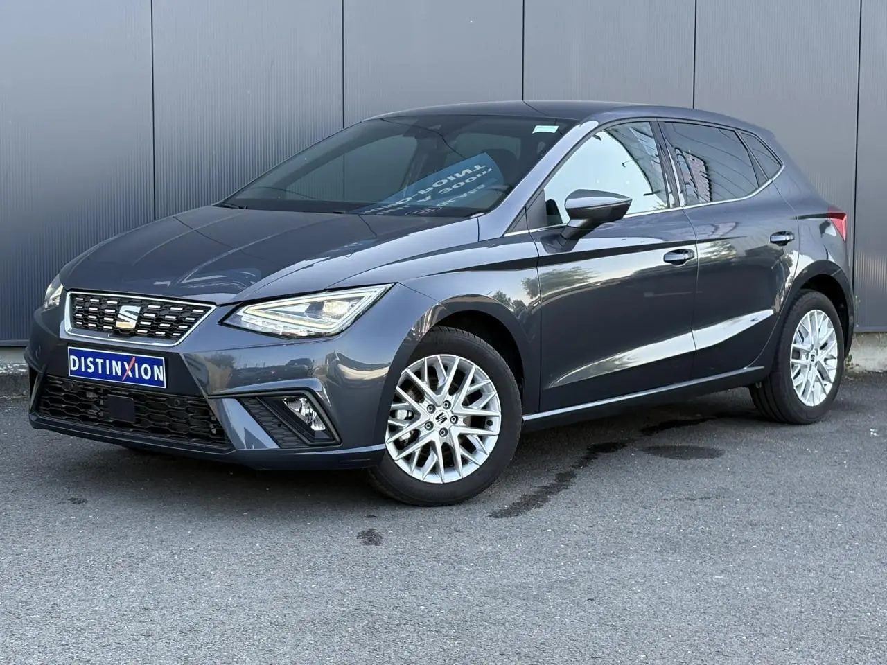 SEAT Ibiza TSI 115 Xcellence gris magnétique vue 3/4 avant avec jantes alliage 16 pouces et feux LED triangulaires.